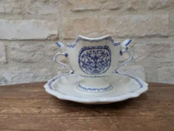 Ancienne saucière sur dormant fixe Gien France modèle Rouen avec arabesques