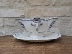Ancienne saucière sur dormant fixe Gien France modèle Rouen avec arabesques
