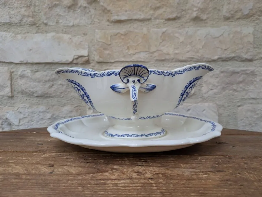 Ancienne saucière sur dormant fixe Gien France modèle Rouen avec arabesques