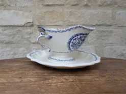 Ancienne saucière sur dormant fixe Gien France modèle Rouen avec arabesques