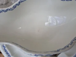 Ancienne saucière sur dormant fixe Gien France modèle Rouen avec arabesques