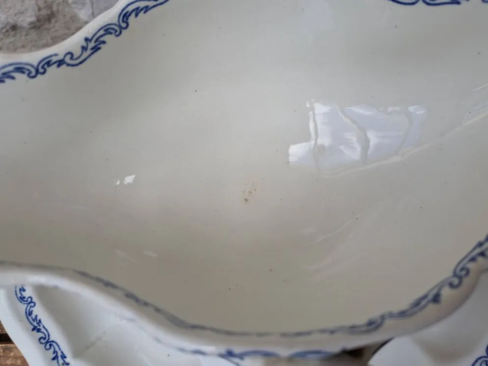 Ancienne saucière sur dormant fixe Gien France modèle Rouen avec arabesques