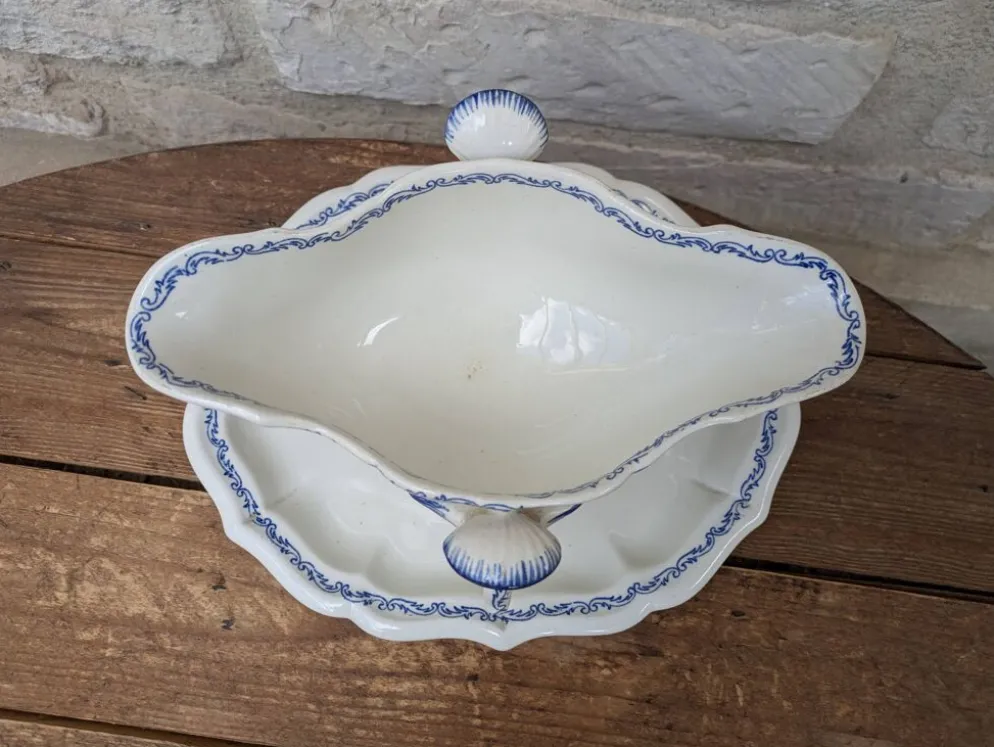 Ancienne saucière sur dormant fixe Gien France modèle Rouen avec arabesques