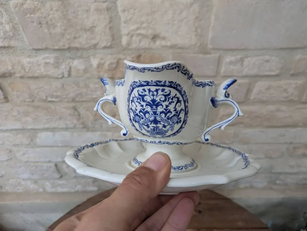 Ancienne saucière sur dormant fixe Gien France modèle Rouen avec arabesques