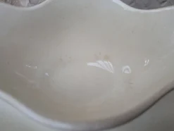 Ancienne saucière sur dormant fixe en Terre de Fer Salins modèle Nénuphar