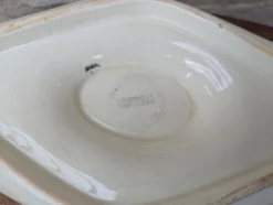 Ancienne saucière sur dormant fixe en Terre de Fer Salins modèle Nénuphar