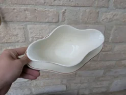 Ancienne saucière sur dormant fixe en Terre de Fer Salins modèle Nénuphar