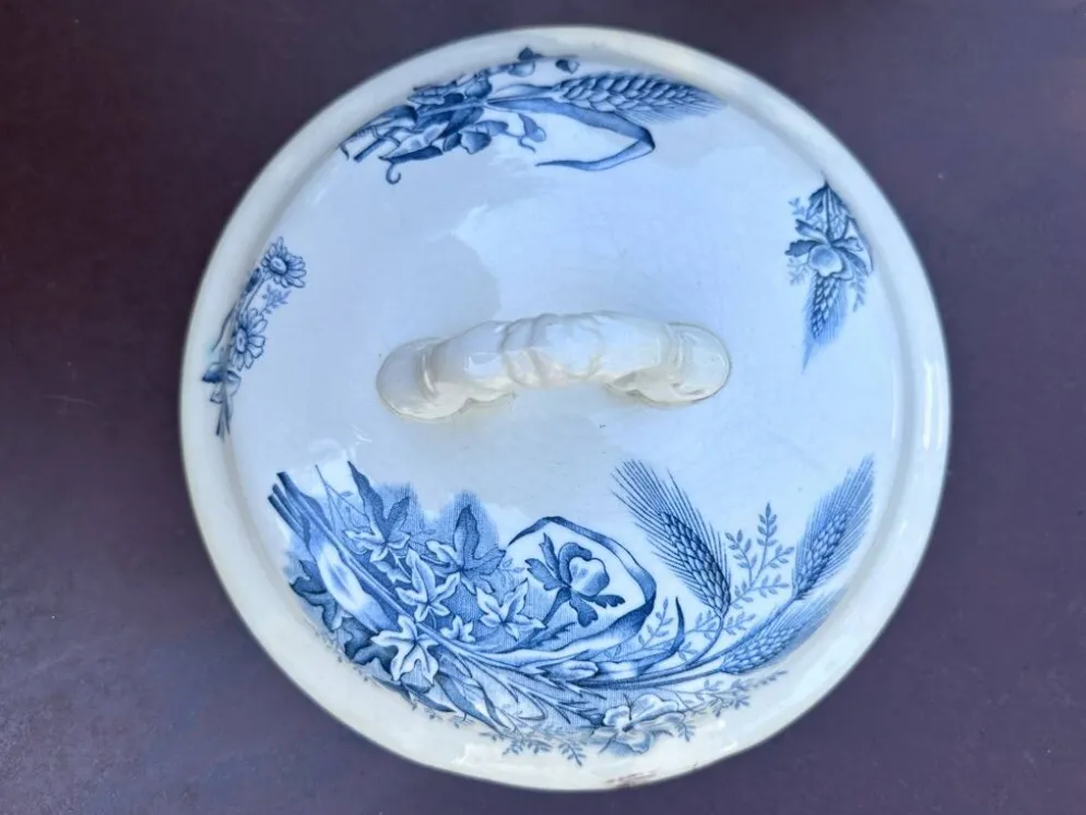Ancienne soupière en faïence Keller Lunéville estampillée K, décor bleu
