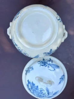 Ancienne soupière en faïence Keller Lunéville estampillée K, décor bleu