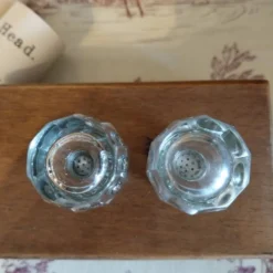 Anciennes salière et poivrière en cristal et métal argent