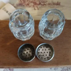 Anciennes salière et poivrière en cristal et métal argent