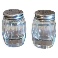Anciennes salière et poivrière en cristal et métal argent