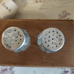 Anciennes salière et poivrière en cristal et métal argent