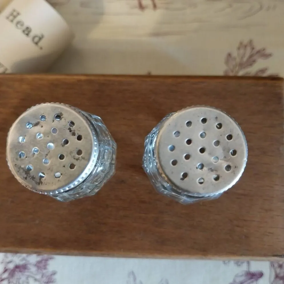 Anciennes salière et poivrière en cristal et métal argent