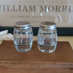 Anciennes salière et poivrière en cristal et métal argent