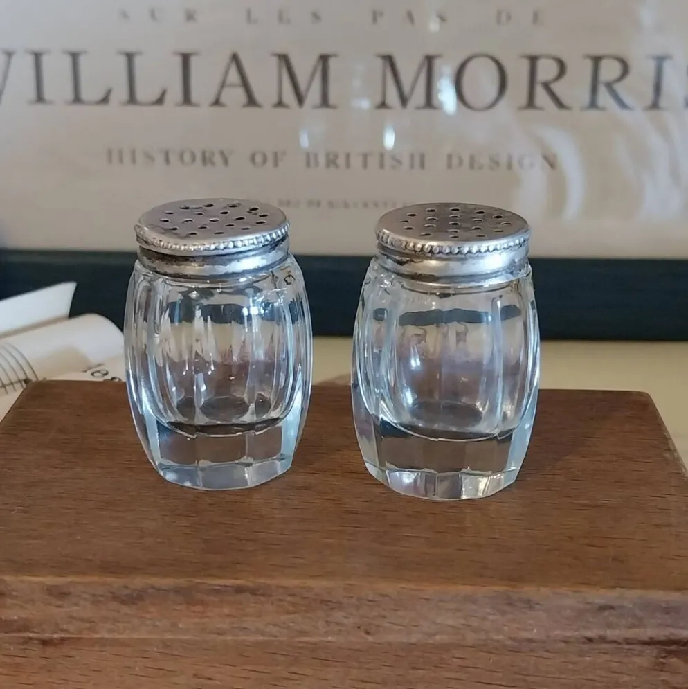 Anciennes salière et poivrière en cristal et métal argent
