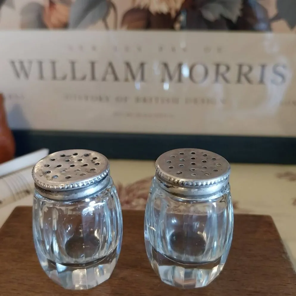 Anciennes salière et poivrière en cristal et métal argent