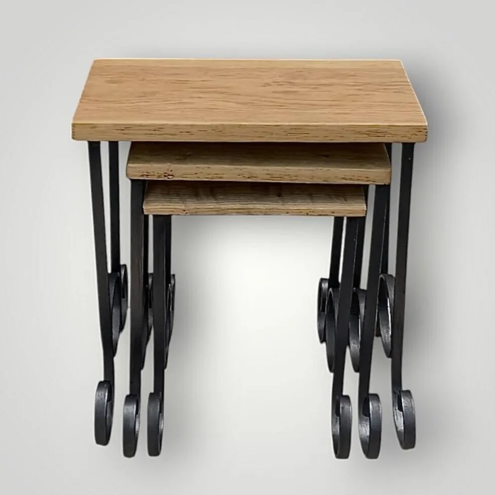 Anciennes tables gigognes en bois et fer forgé – vers 1950