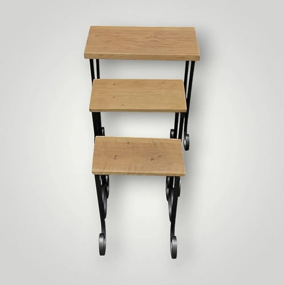 Anciennes tables gigognes en bois et fer forgé – vers 1950
