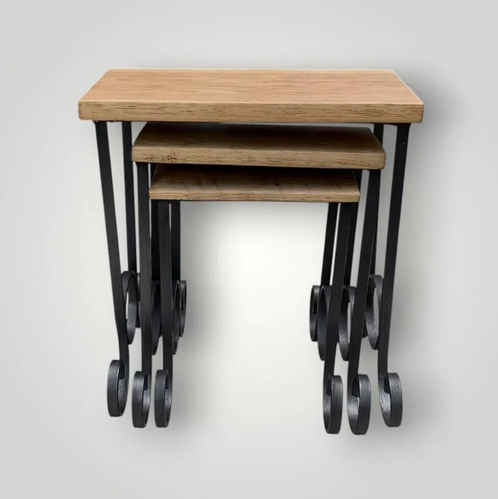 Anciennes tables gigognes en bois et fer forgé – vers 1950