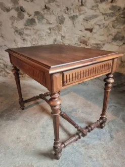 Ancienne table d'écriture française en noyer avec tiroir, petit bureau, vers 1930