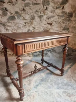 Ancienne table d'écriture française en noyer avec tiroir, petit bureau, vers 1930