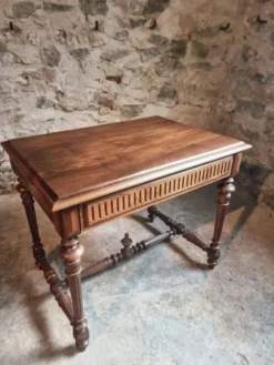 Ancienne table d'écriture française en noyer avec tiroir, petit bureau, vers 1930