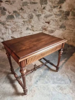 Ancienne table d'écriture française en noyer avec tiroir, petit bureau, vers 1930