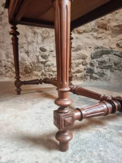 Ancienne table d'écriture française en noyer avec tiroir, petit bureau, vers 1930