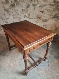 Ancienne table d'écriture française en noyer avec tiroir, petit bureau, vers 1930