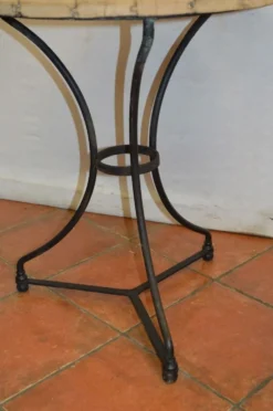 Ancienne table de bistrot en fer et plateau en chêne