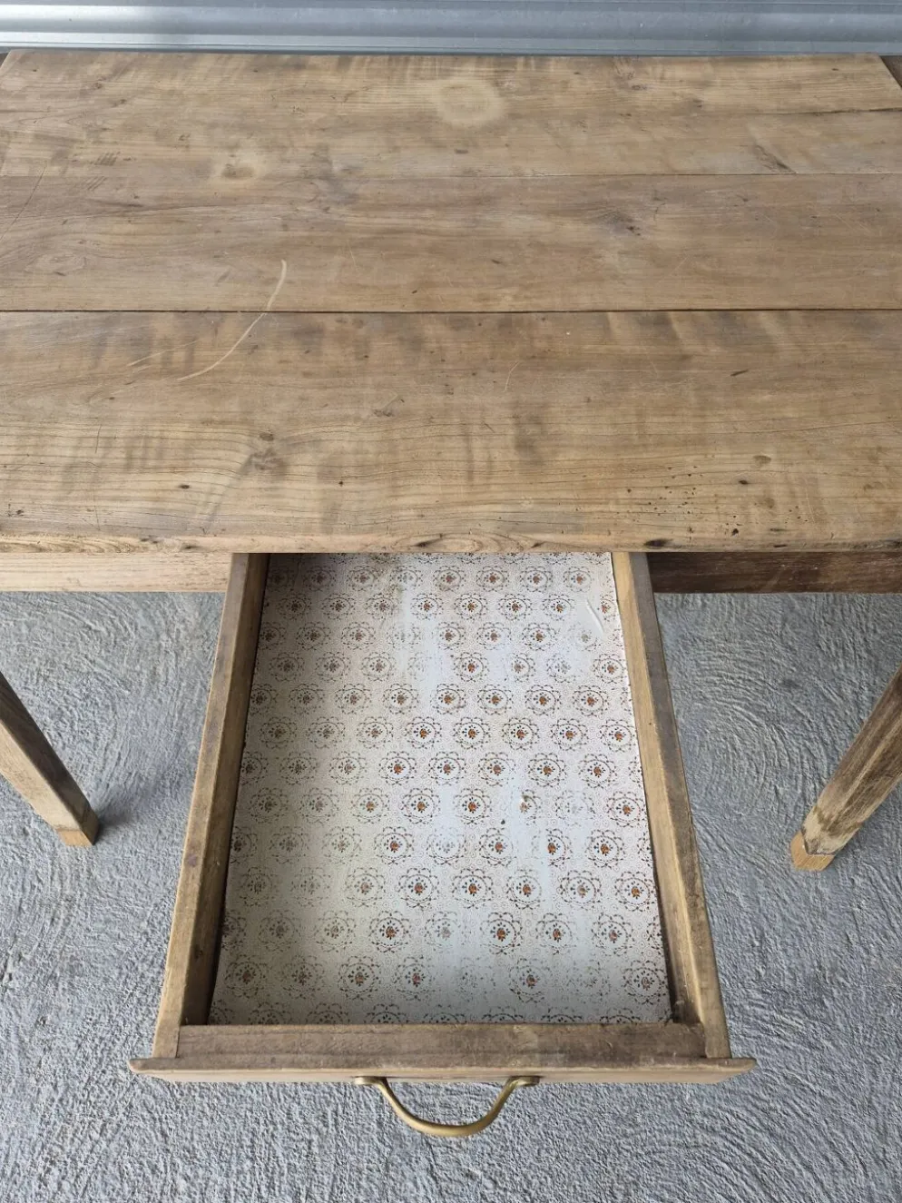 Ancienne table de ferme avec ses 2 rallonges et ses pieds rehaussés