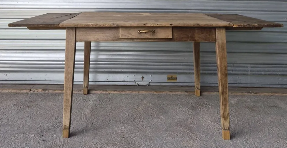 Ancienne table de ferme avec ses 2 rallonges et ses pieds rehaussés