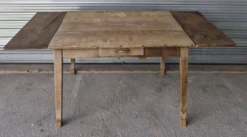 Ancienne table de ferme avec ses 2 rallonges et ses pieds rehaussés