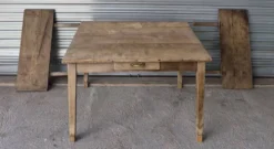 Ancienne table de ferme avec ses 2 rallonges et ses pieds rehaussés