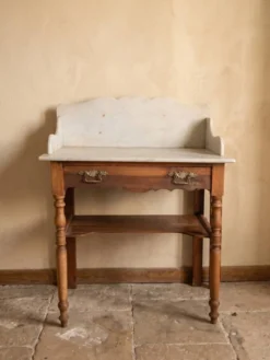 Ancienne table de toilette