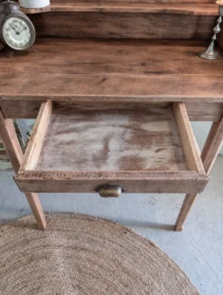 Ancienne table de toilette rénovée