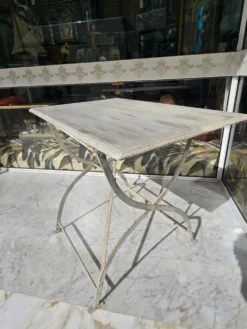 Ancienne table pliante