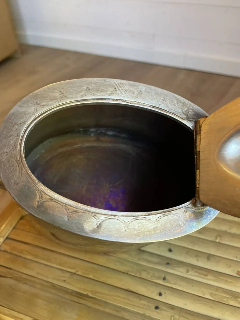 Ancienne théière en métal argenté et poignée isolée - Style art de la table
