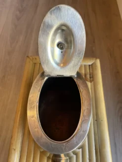 Ancienne théière en métal argenté et poignée isolée - Style art de la table