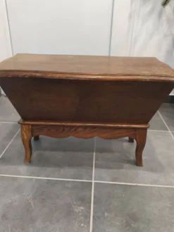 Ancienne travailleuse musicale en bois massif – Style Louis XV
