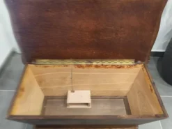 Ancienne travailleuse musicale en bois massif – Style Louis XV