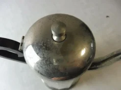 Ancienne verseuse en métal et bois, vintage
