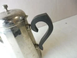 Ancienne verseuse en métal et bois, vintage