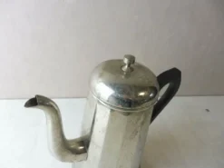 Ancienne verseuse en métal et bois, vintage