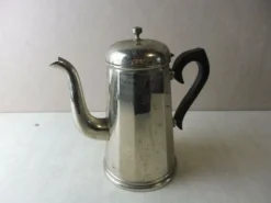 Ancienne verseuse en métal et bois, vintage