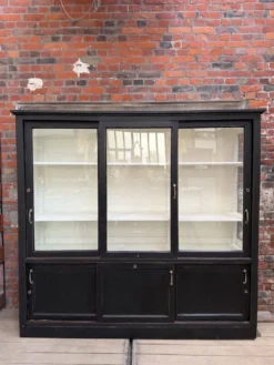 Ancienne vitrine de dispensaire