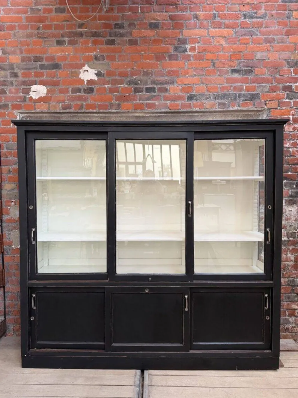 Ancienne vitrine de dispensaire