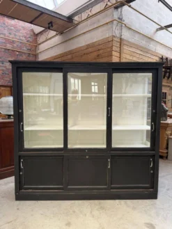 Ancienne vitrine de dispensaire