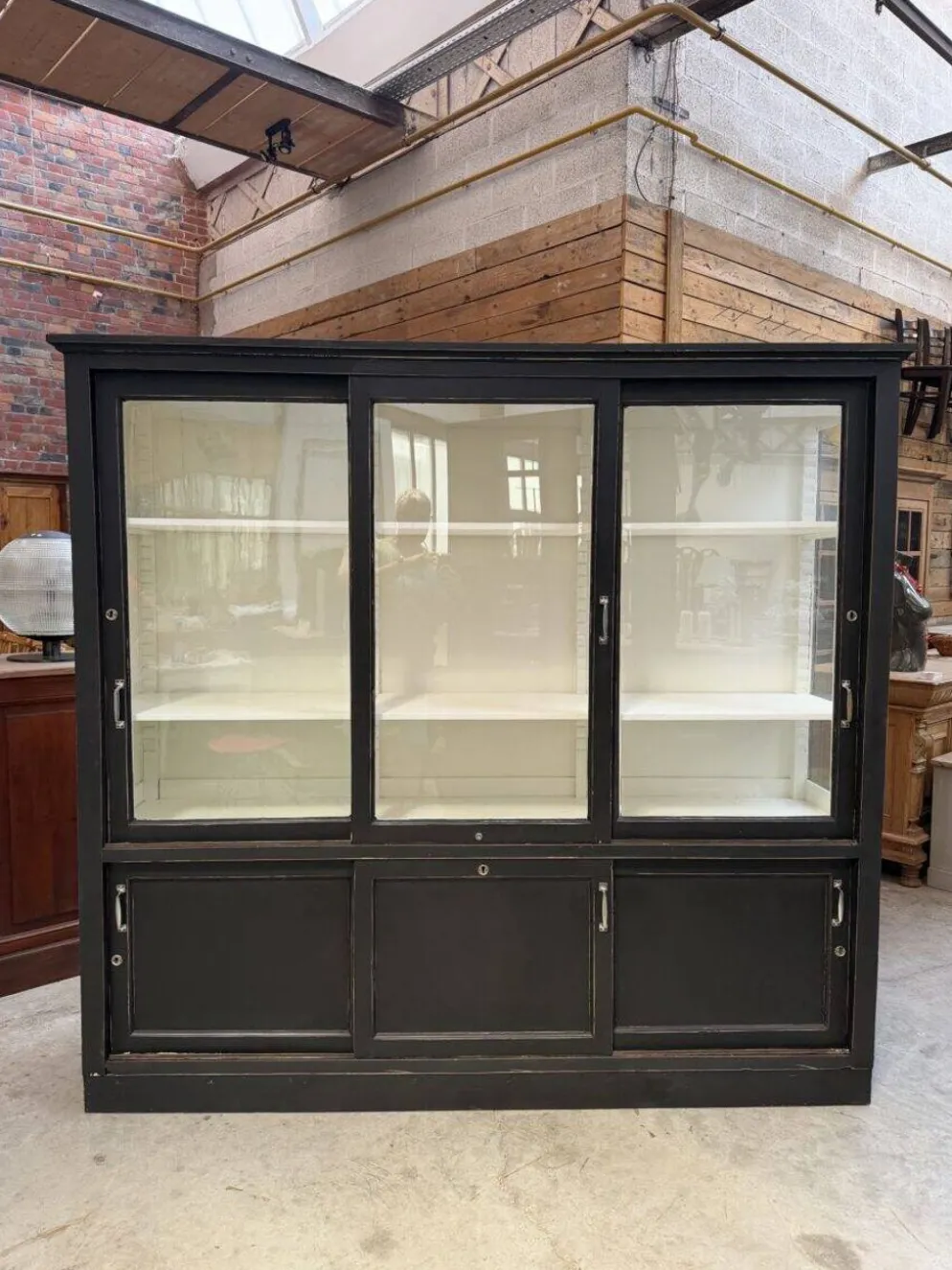 Ancienne vitrine de dispensaire